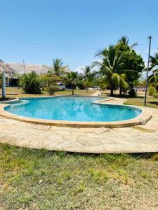 Peaceful studio cottage with pool 9 minutes walk to beach, Kongo river sunset