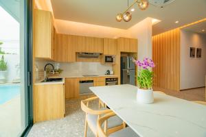 Modern 4BR Villa with Private Pool close to Boat Avenue in Bangtao
