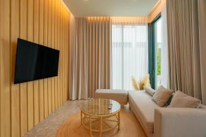 Modern 4BR Villa with Private Pool close to Boat Avenue in Bangtao