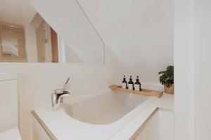 Cedar Retreat - Peaceful Coastal Hideaway