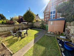 Charming Cottage with Garden in Historic Old Town