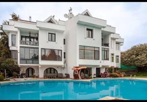 Modern Sea View Escape I Poolside Luxury Villa