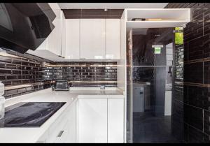 Modern Sea View Escape I Poolside Luxury Villa