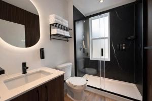 Room with 1 King Bed Downtown Quebec City