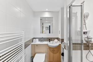 Executive 3-bedroom Apartment at The Vizion - Beautiful Views - City Centre - Free Parking, Communal Garden, Fast Wifi and Self-Check-In by Yoko Property