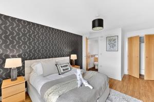 Executive 3-bedroom Apartment at The Vizion - Beautiful Views - City Centre - Free Parking, Communal Garden, Fast Wifi and Self-Check-In by Yoko Property