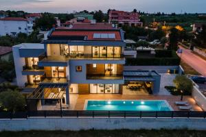 Villa Bellatrix in Fažana with beach front and sea view