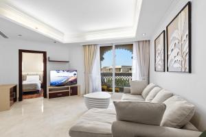 Fully-equppied studio with private beach and pool