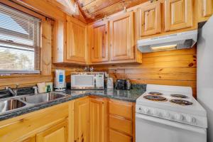 Dog Friendly Cabin Sleeps 2 Hot Tub Near Park