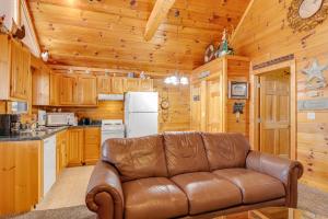 Dog Friendly Cabin Sleeps 2 Hot Tub Near Park
