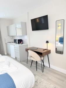 Executive Studio by the beach with parking, Work, Stay, Adventure