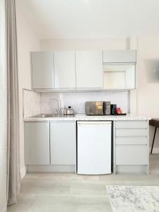 Executive Studio by the beach with parking, Work, Stay, Adventure