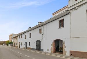 Casa con patio, piedra y luz natural
