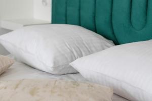 Bright & Modern Studio with Balcony Close to the City Center by Noclegi Renters