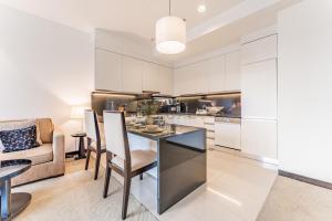 Sky-High 1BR with Stunning Direct Marina Views, Steps from the Metro and Offering Seamless Access to Marina Mall, The Address Residences, Dubai Marina by Deluxe Holiday Homes