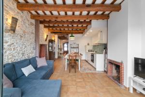 Casa con patio, piedra y luz natural