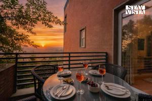 StayVista at The Elmstone - Skyline Apartments with Bonfire, BBQ
