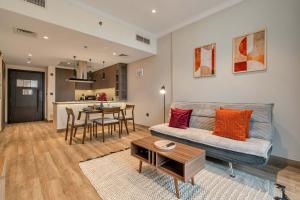 Free housekeeping visits during your stay - StayShort - Sophisticated 1 Bedroom Apartment in JVC that Sleeps 4