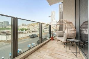 Free housekeeping visits during your stay - StayShort - Sophisticated 1 Bedroom Apartment in JVC that Sleeps 4