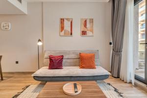 Free housekeeping visits during your stay - StayShort - Sophisticated 1 Bedroom Apartment in JVC that Sleeps 4