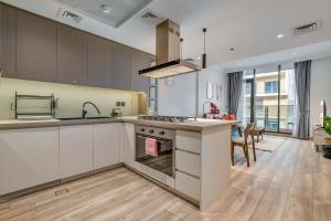 Free housekeeping visits during your stay - StayShort - Sophisticated 1 Bedroom Apartment in JVC that Sleeps 4