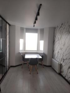 Стильна квартира з домашнім кінотеатром та кухнею з панорамним видом, ліфт та вода безперебійно