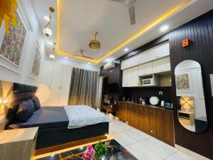 Couples Friendly Flat in Noida