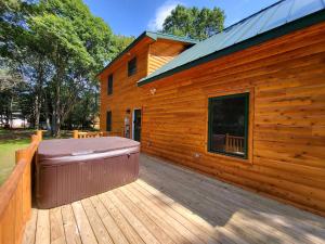 Log Cabin Game Room Hot Tub Close to Lake