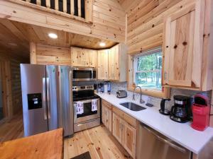 Log Cabin Game Room Hot Tub Close to Lake