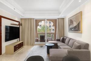 Fully-equppied studio with private beach and pool