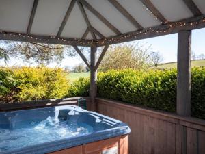 4 Bed in Richmond oc-82961