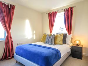 Tudors eSuites 4 Bedroom House Driveway & Garden - #6G