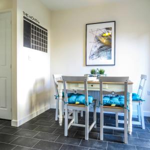 Tudors eSuites 4 Bedroom House Driveway & Garden - #6G