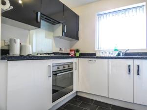 Tudors eSuites 4 Bedroom House Driveway & Garden - #6G