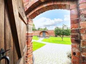 1 Bed in Rocester oc-e33057