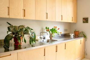 Spacious 4-Bedroom Victorian Townhouse Sleeps 8 - Central London