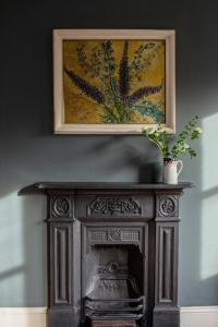 Spacious 4-Bedroom Victorian Townhouse Sleeps 8 - Central London