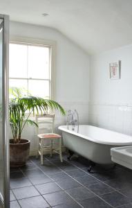 Spacious 4-Bedroom Victorian Townhouse Sleeps 8 - Central London