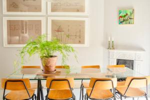 Spacious 4-Bedroom Victorian Townhouse Sleeps 8 - Central London