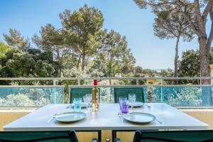 Stunning modern 2 Br with pool 5-min walk to