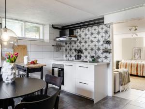 Apartment Vårhemsplatsen by Interhome