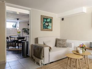 Apartment Vårhemsplatsen by Interhome