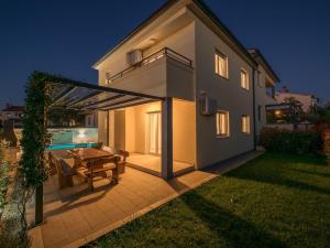 Holiday Home Villa Cera für 8 Personen in Pula by Interhome