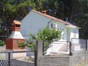Holiday Home Haus in Ugljan mit Terrasse- Garten und Barbecue by Interhome