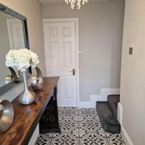 Spacious City centre 2 bed home Parking Sleeps 4