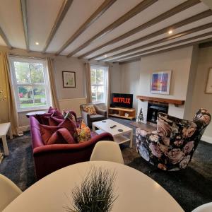 Spacious City centre 2 bed home Parking Sleeps 4