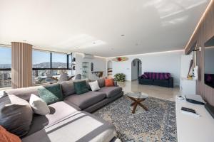 Primera línea Playa Levante Piso 21 Vistas infinitas al mar y montaña