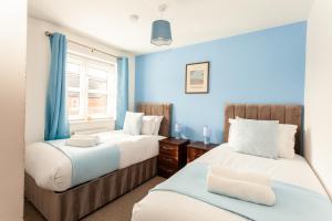 Stylish 3BR Retreat with 6 Beds, Sleeps 7, Parking