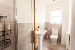 Stylish 3BR Retreat with 6 Beds, Sleeps 7, Parking