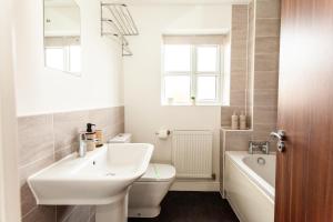 Stylish 3BR Retreat with 6 Beds, Sleeps 7, Parking